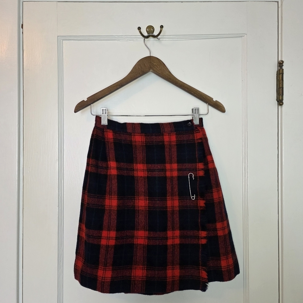 Vintage Pleated Tartan Mini Skirt (ILGWU Label) – Approximate Size 3-4 – Red